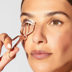 Tweezerman Rose Gold Eyelash Curler ergonomic handle supports smooth, controlled squeezes.