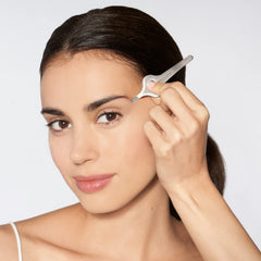 Tweezerman Wide Grip Slant Tweezer aligned tips demonstrates accuracy from perfectly aligned tips.