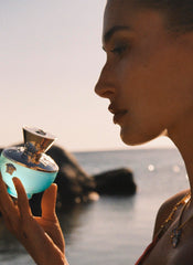 Versace Dylan Turquoise cap and label convey premium branding for a luxurious impression.