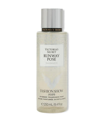 Victoria's Secret Bruma Perfumada en pose de pasarela, ideal para noche especial.