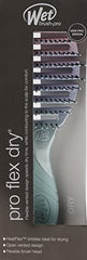 Wet Brush Pro Flex Milenial Ombre en la mano para desenredos suaves y rápidos.