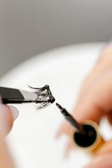 WINKCLIQUE eyelash adhesive waterproof swatch highlights sweat- and water-resistance.