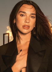 Libre EdP woody-vanilla-cedar close-up highlights warm, sophisticated notes