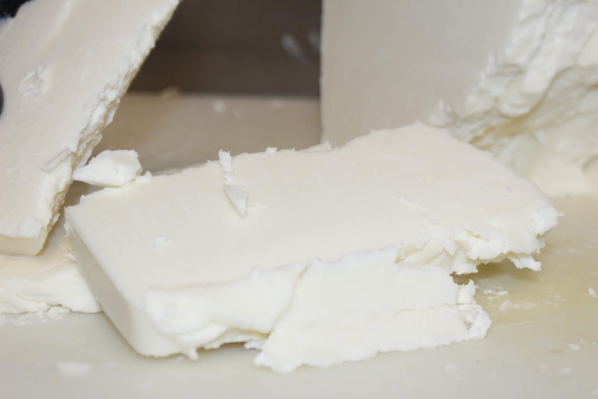 3CAYG refined shea butter storage panel emphasizes sealed, light-free storage.