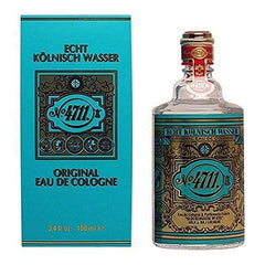 4711 For Men Eau de Cologne Splash pour shot illustrates easy application for a quick mood lift.