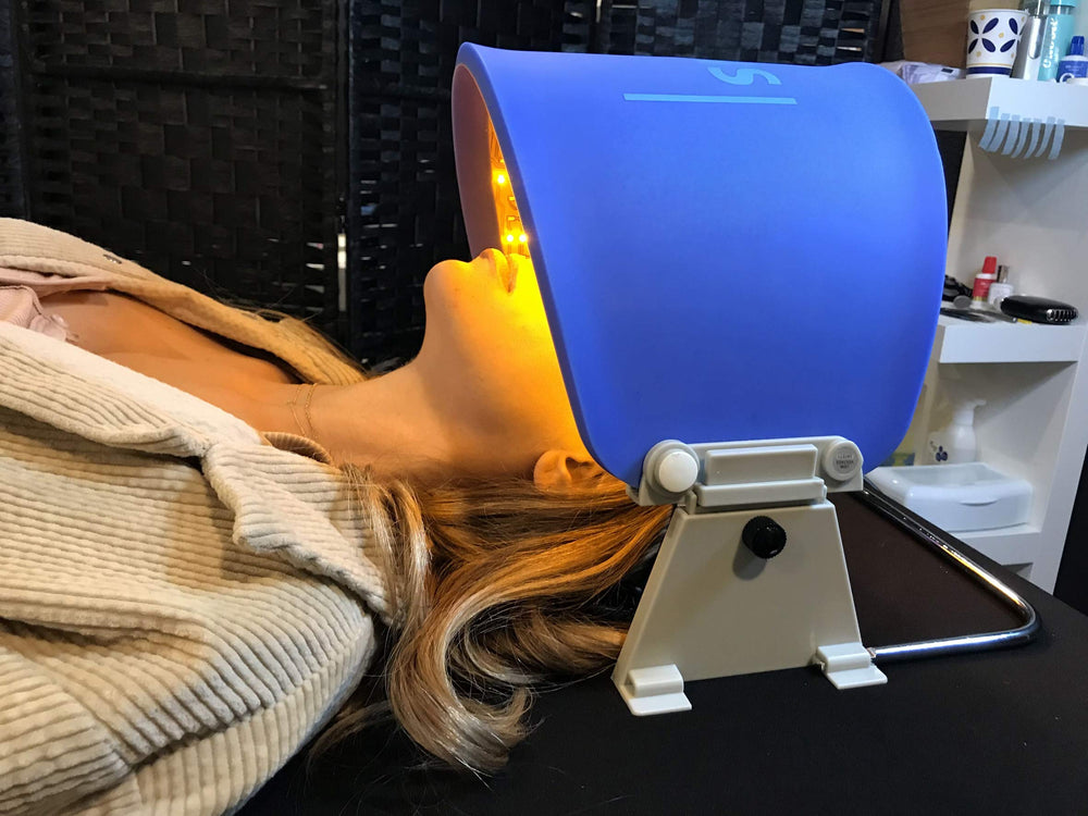 AAOCARE yellow light therapy on the face brightening tone