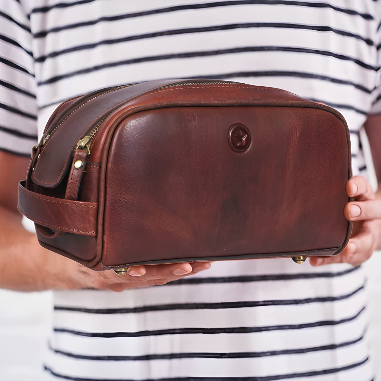 Aaron Leather Goods Vendimia Estilo durable hardware and YKK zipper endure frequent trips.
