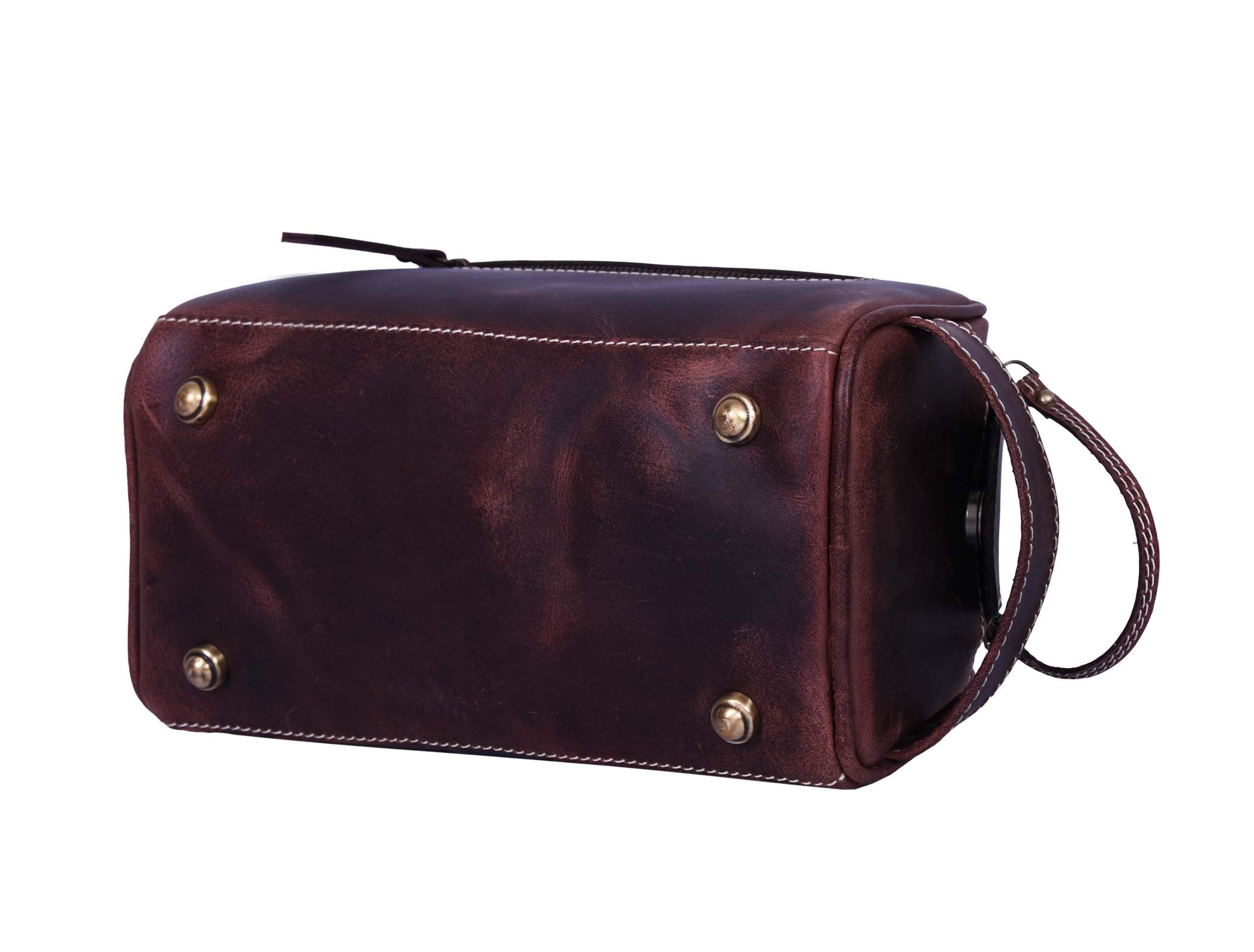Aaron Leather Goods Vendimia Estilo in-use with grooming essentials during travel.