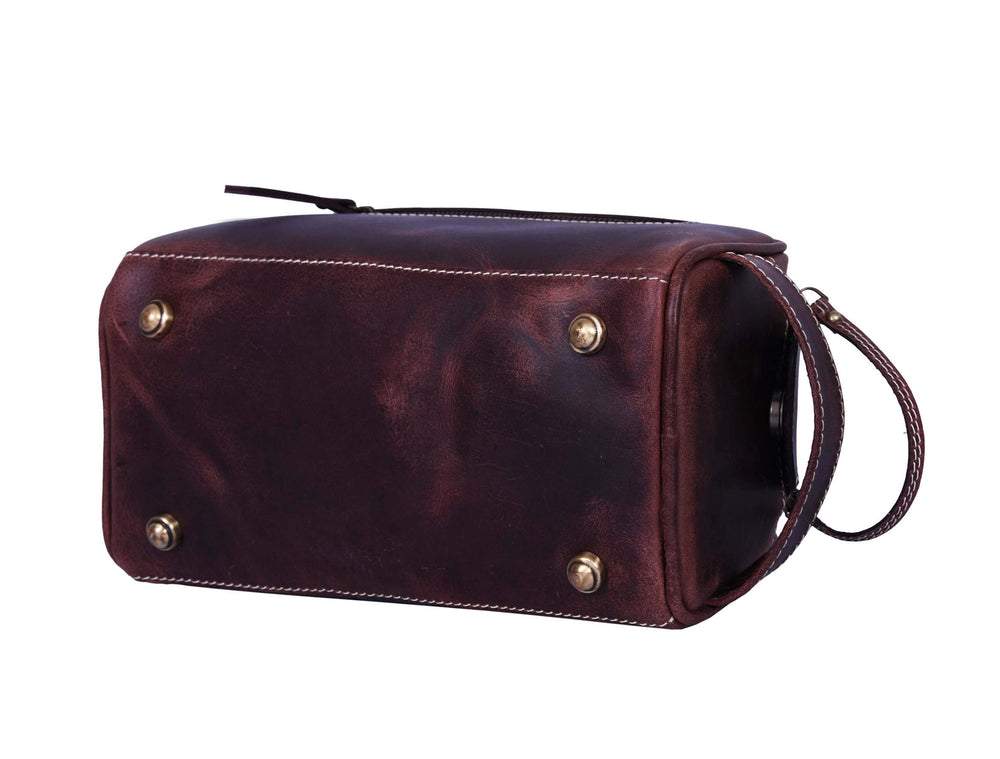 Aaron Leather Goods Vendimia Estilo in-use with grooming essentials during travel.