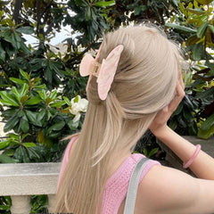 ACO-UINT claw clip pairs with outfits, elevating professional or casual looks.