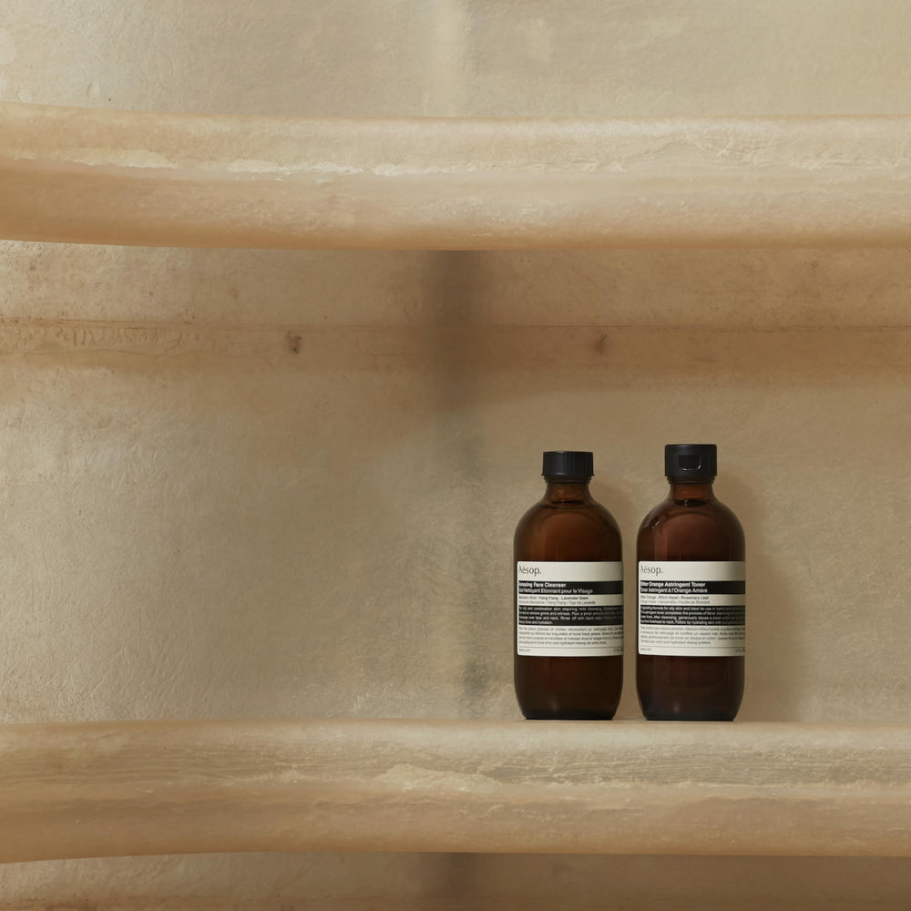 Aesop Amazing Face Cleanser close-up Mandarin Rind for purifying cleansing.