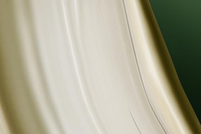 Aesop Geranium Leaf Body Balm pour demonstrates smooth dispersion and quick absorption