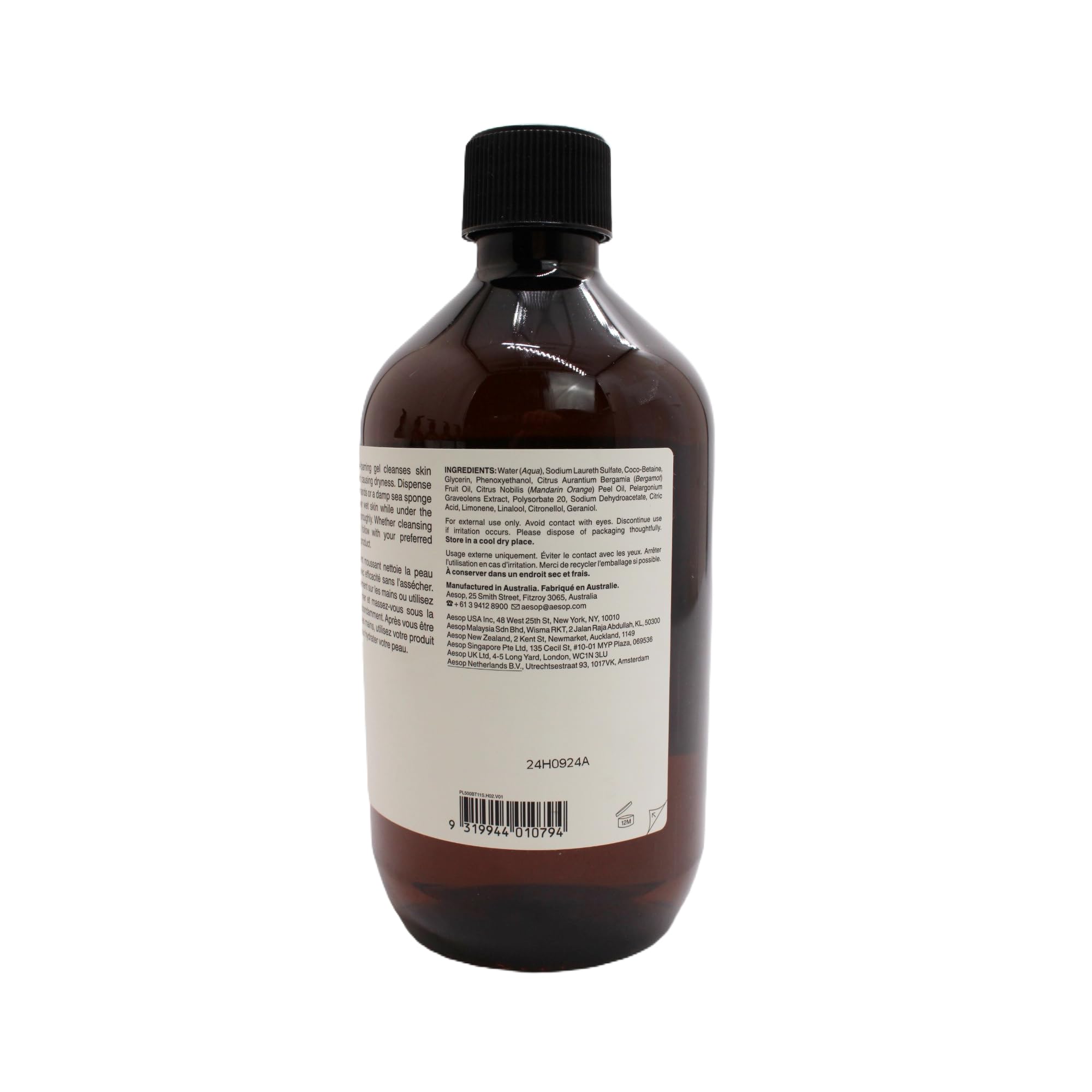 Aesop Geranium Leaf Body Cleanser bathroom setup supports daily cleansing ritual.
