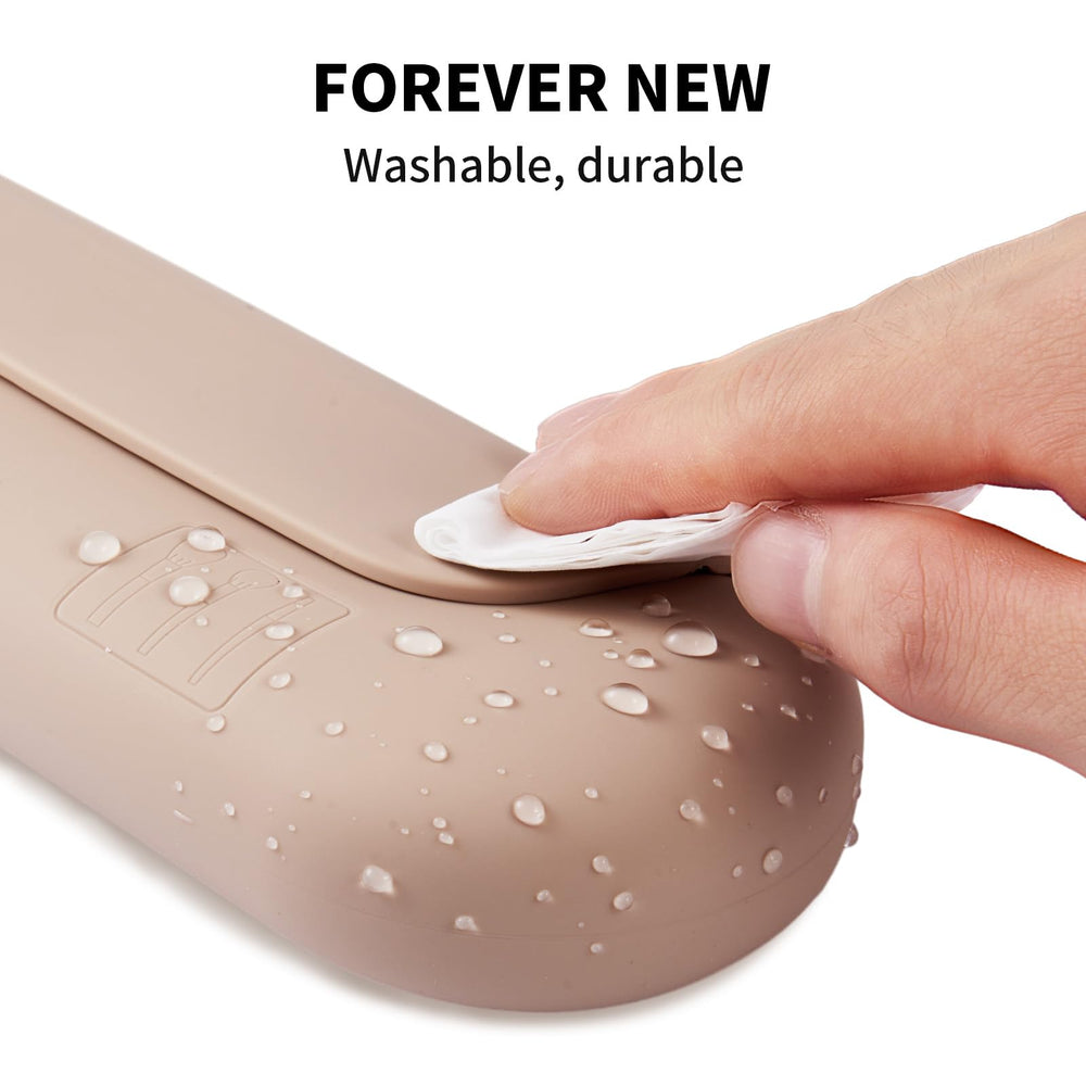 AGIKET soft silicone material texture shows wrinkle resistance and flexible storage.