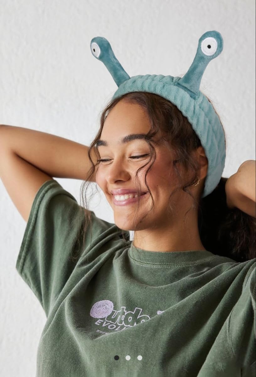 AIBFRID panda headband keeps strands back for precise makeup and skincare.