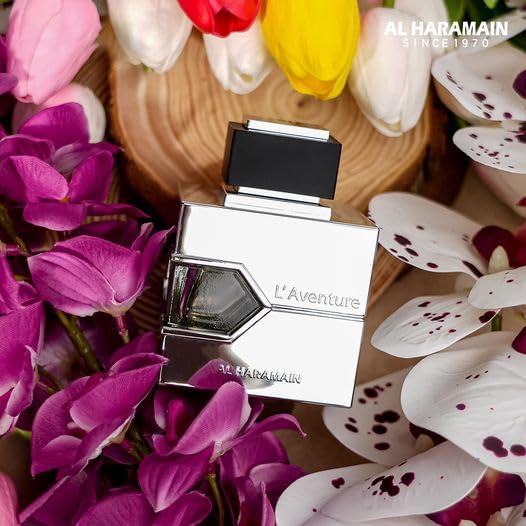 L’Aventure mid-notes floral-woody composition in focus