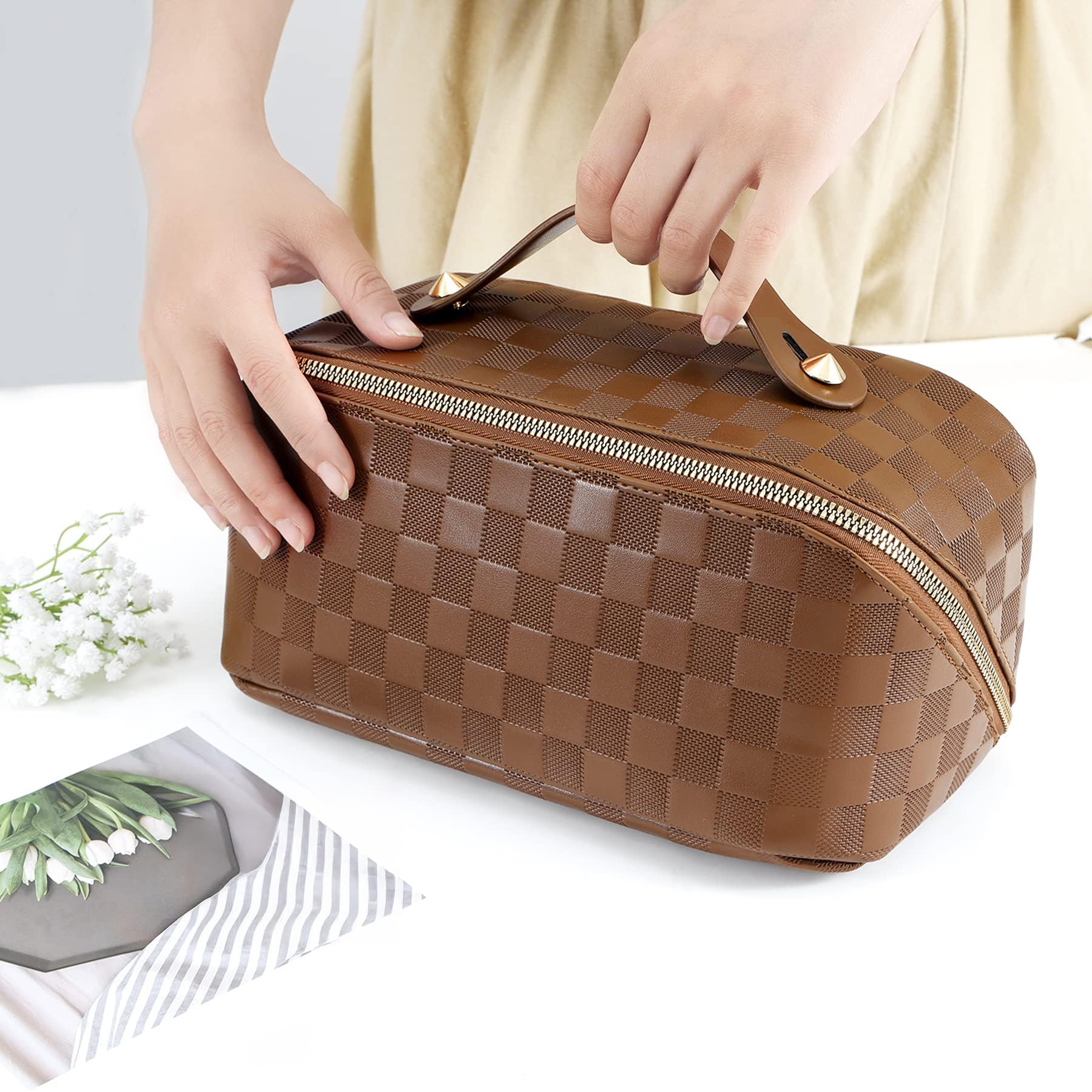 ALEXTINA middle pouch helps separate items for easy reach during travel.