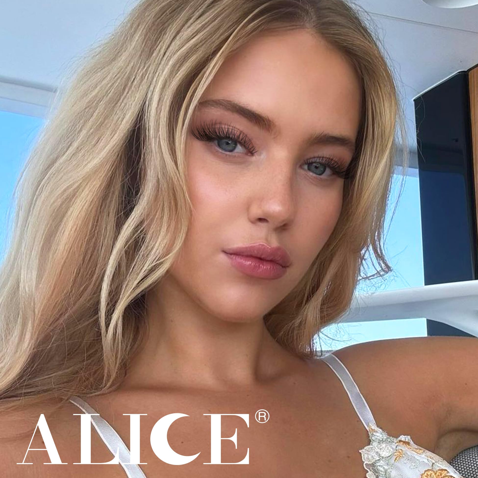 ALICE C-Curly lashes lift and curl for dramatic eyes.
