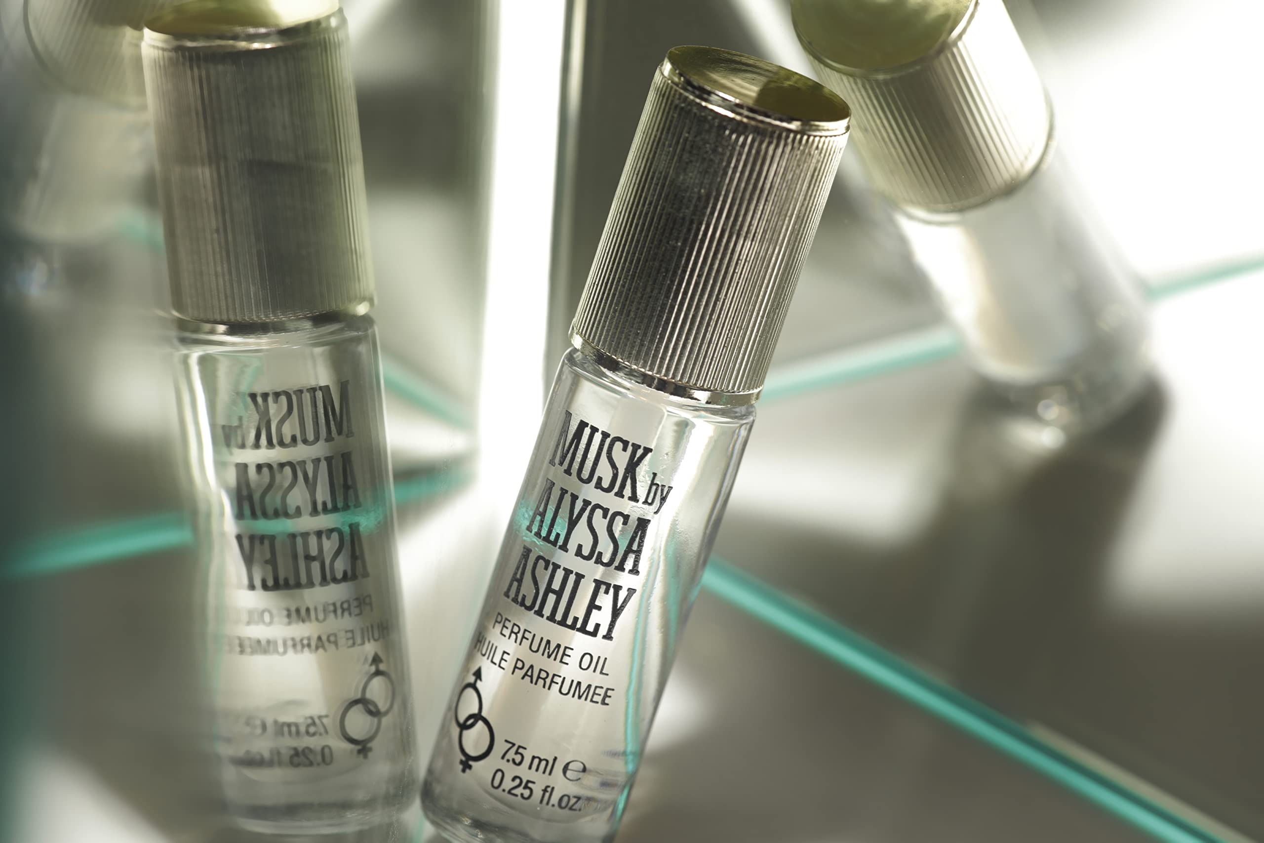 Alyssa Ashley Musk Perfume Oil greens note detail for fresh natural scent.
