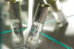 Alyssa Ashley Musk Perfume Oil greens note detail for fresh natural scent.