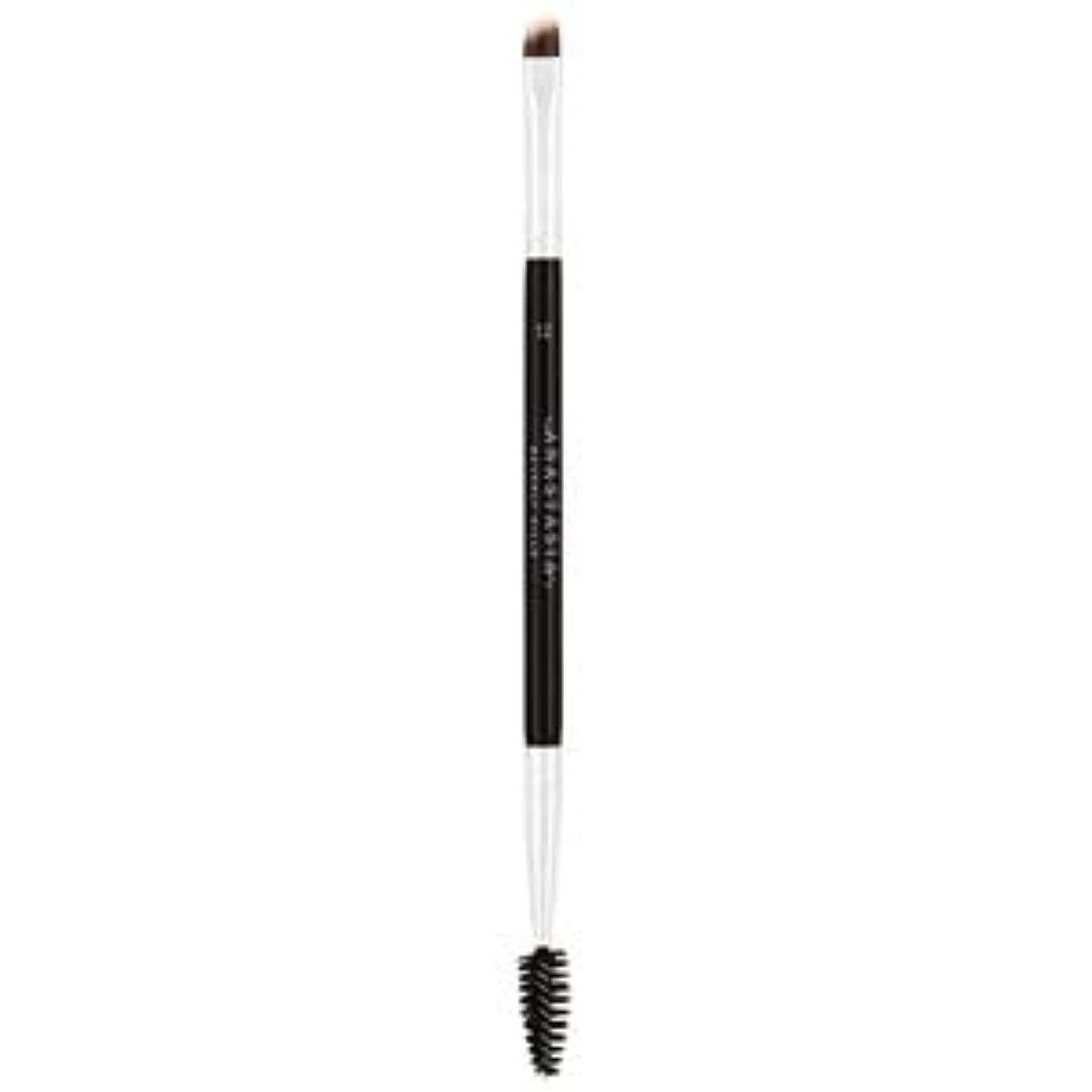Anastasia Beverly Hills Duo Brush 12 with tapered tip enables precise brow definition for DIPBROW Pomade.