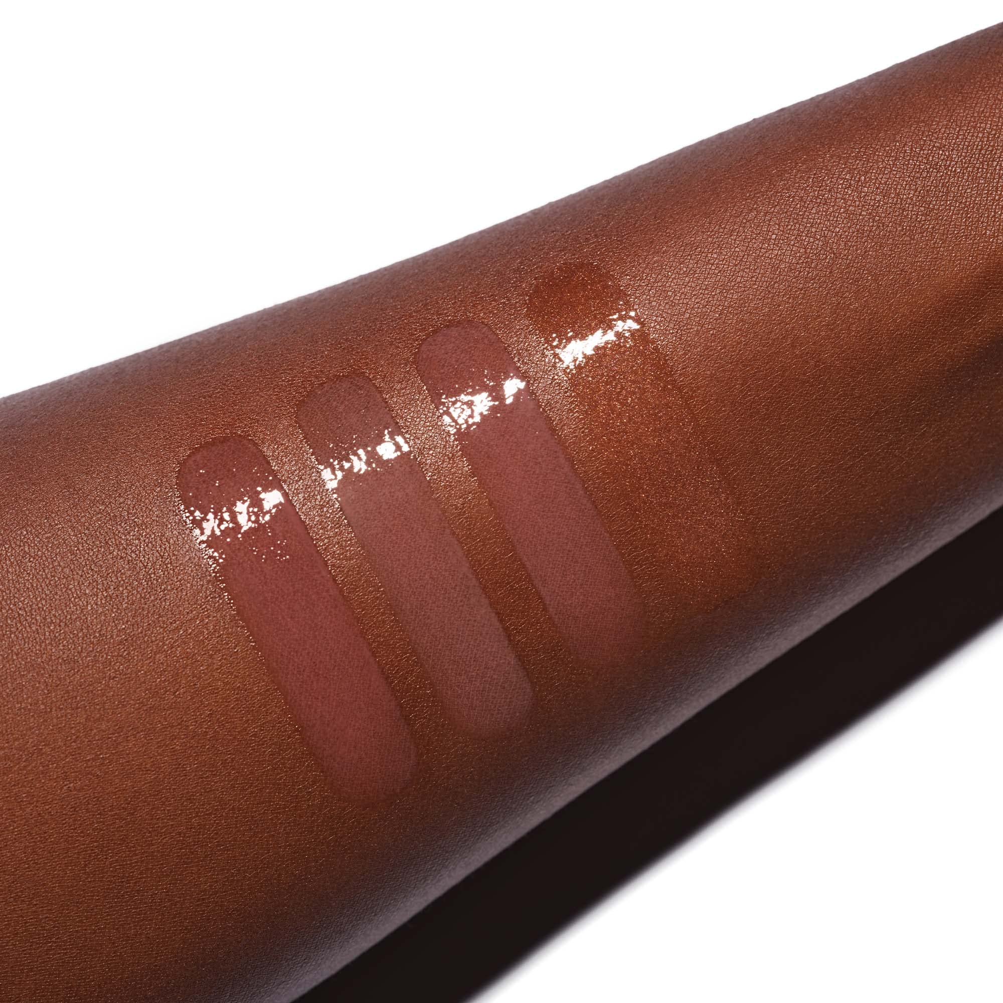 Anastasia Beverly Hills Soft Pink gloss with vanilla scent evokes a pleasant summer ritual.