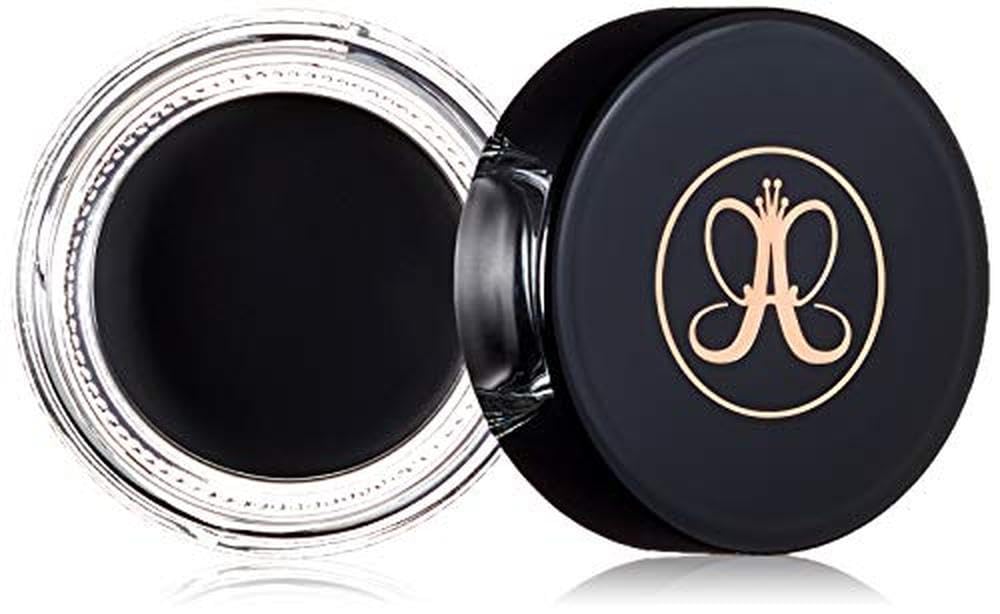 Anastasia Beverly Hills Waterproof Crème Color Jet ofrece delineado intenso y a prueba de agua.