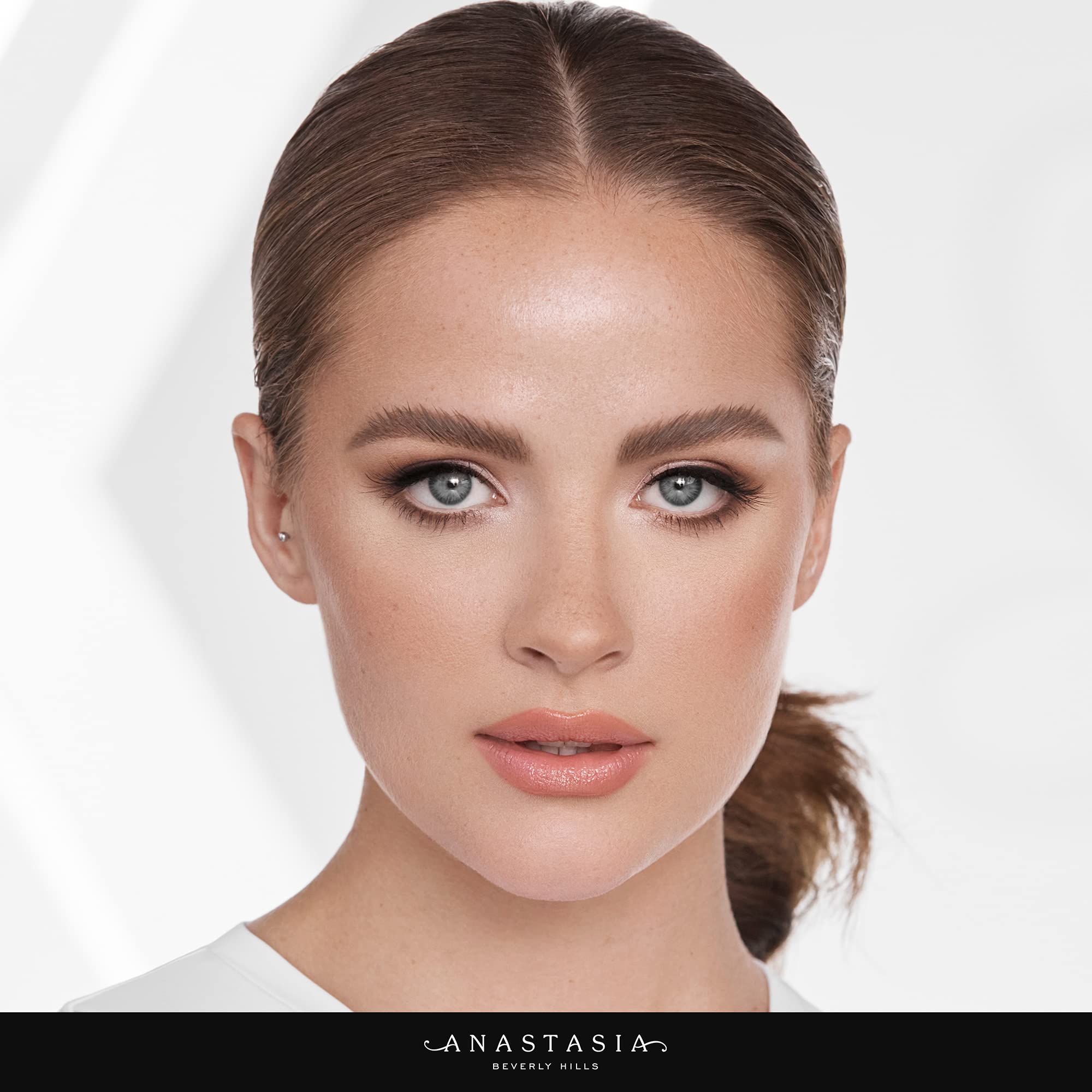 Buildable intensity allows gradual brow shaping with natural blend
