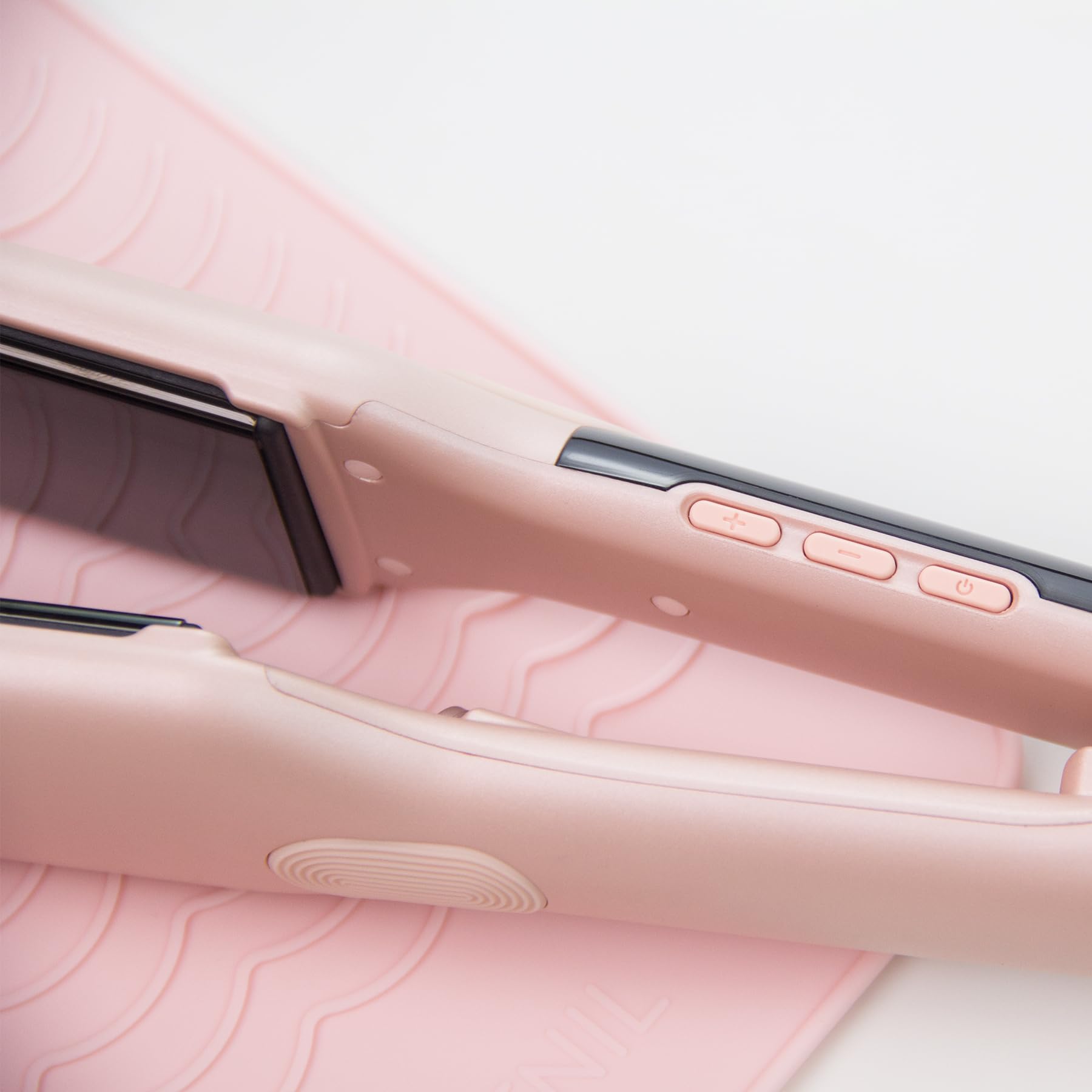 ANGENIL Pro Titanium Flat Iron plasma technology neutralizes static and locks moisture