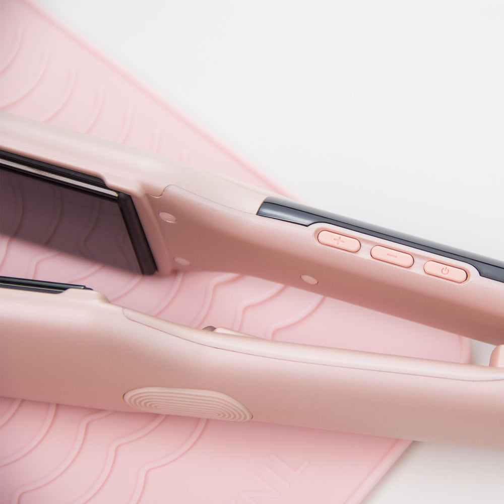ANGENIL Pro Titanium Flat Iron plasma technology neutralizes static and locks moisture