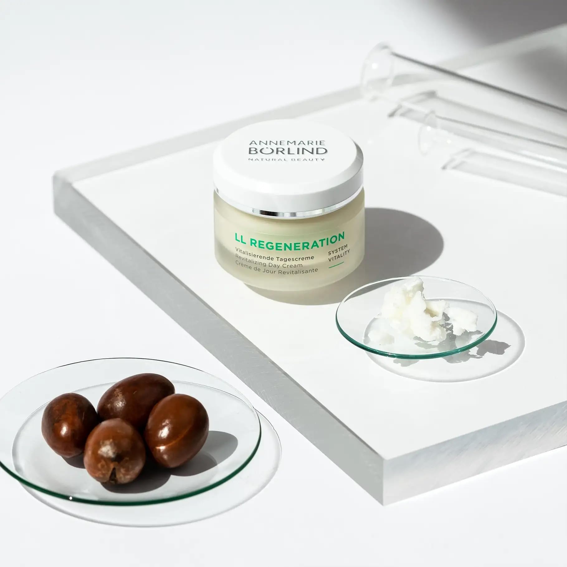 ANNEMARIE BÖRLIND LL REGENERATION green beauty label highlighting natural formulation.