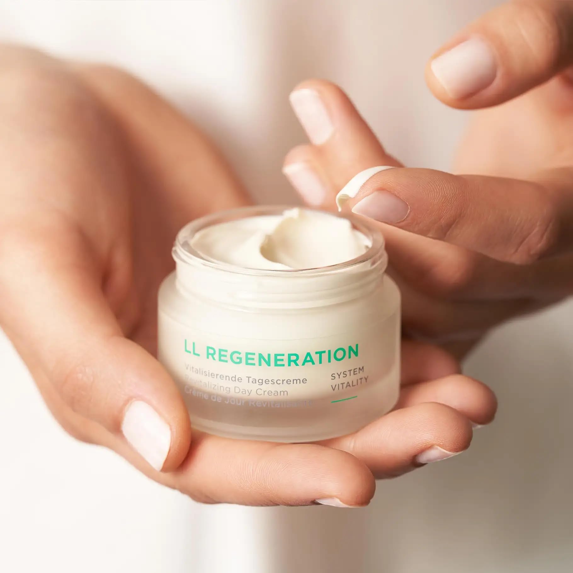ANNEMARIE BÖRLIND LL REGENERATION vitamin C and E bottle showing skin conditioning benefits.