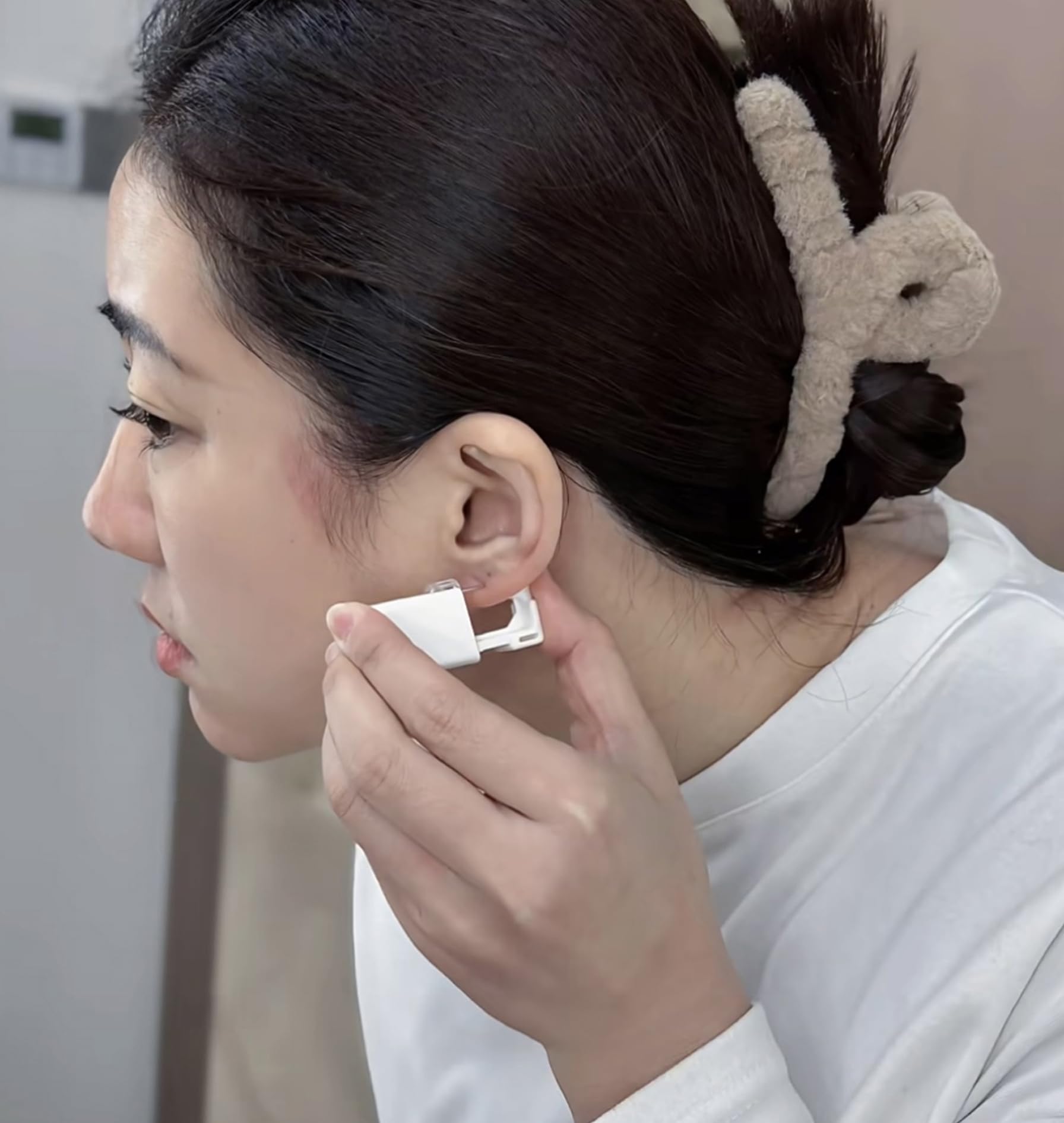 Anzero disposable-waterproof-ear-covers array provides hygienic protection during use.