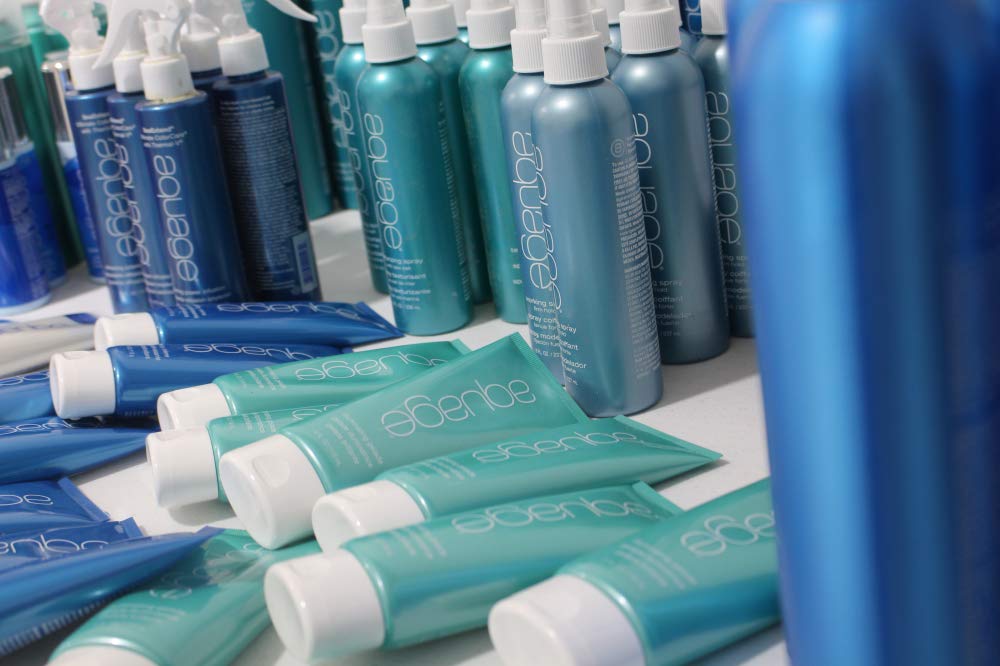 AQUAGE Freezing Spray in use delivers quick lock-in and final touches