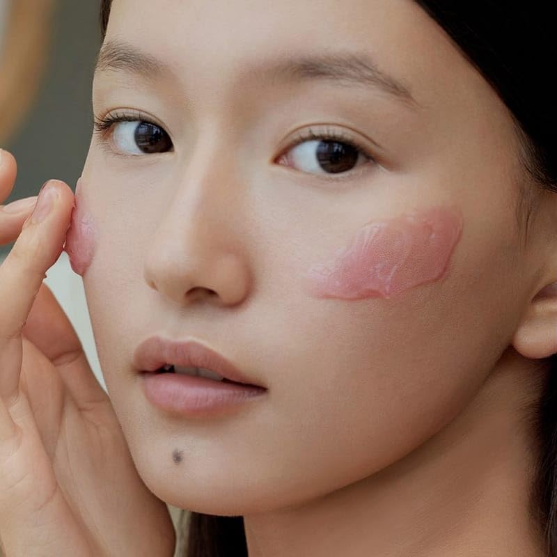Arencia Niacinamide-Collagen Serum texture close-up highlights a gentle formula for elasticity.
