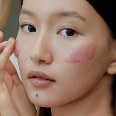 Arencia Niacinamide-Collagen Serum texture close-up highlights a gentle formula for elasticity.