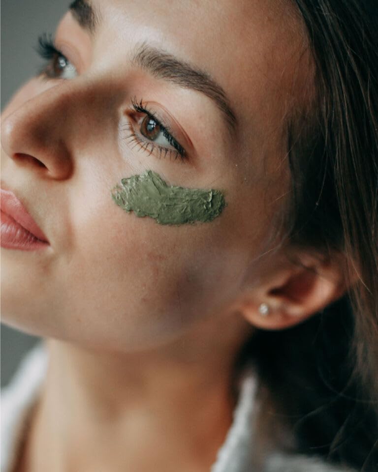 Argiletz Green Clay powder detail highlights fine 20-micron grade for smooth masks.
