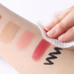 Ariul Purefull embossed-side pad detail demonstrates effective makeup removal on lips and eyes.
