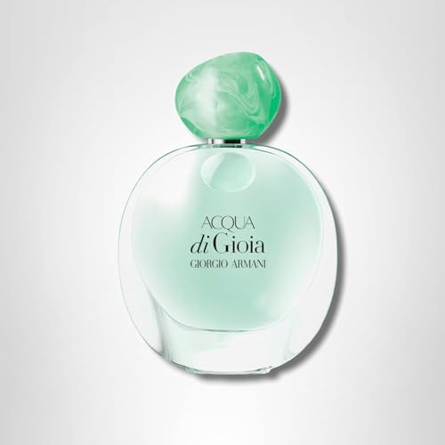 Armani Beauty Acqua di Gioia cedarwood close-up, hints at evening-ready warmth and sophistication.