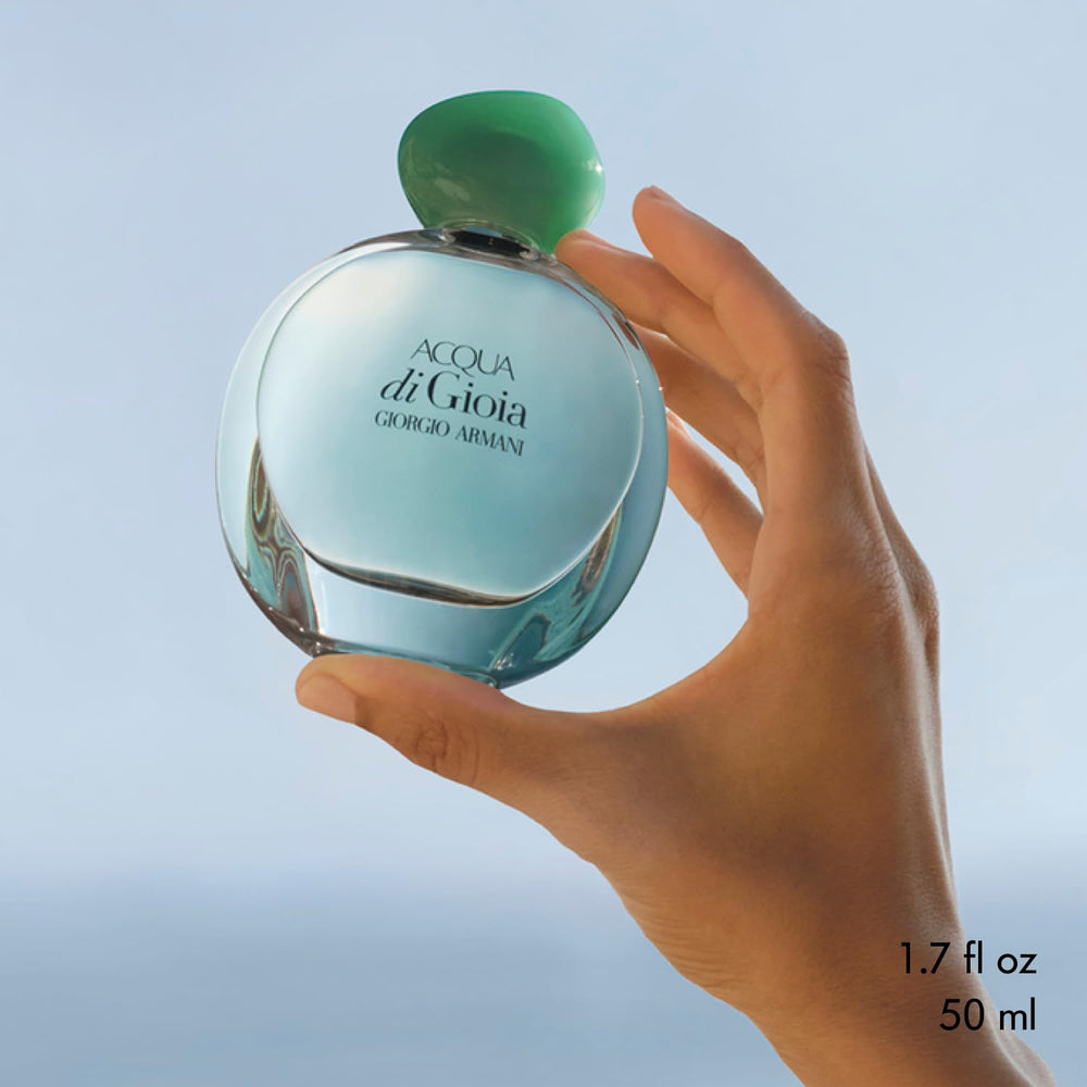 Armani Beauty Acqua di Gioia cedarwood-labdanum base close-up, offering warm, lasting depth.