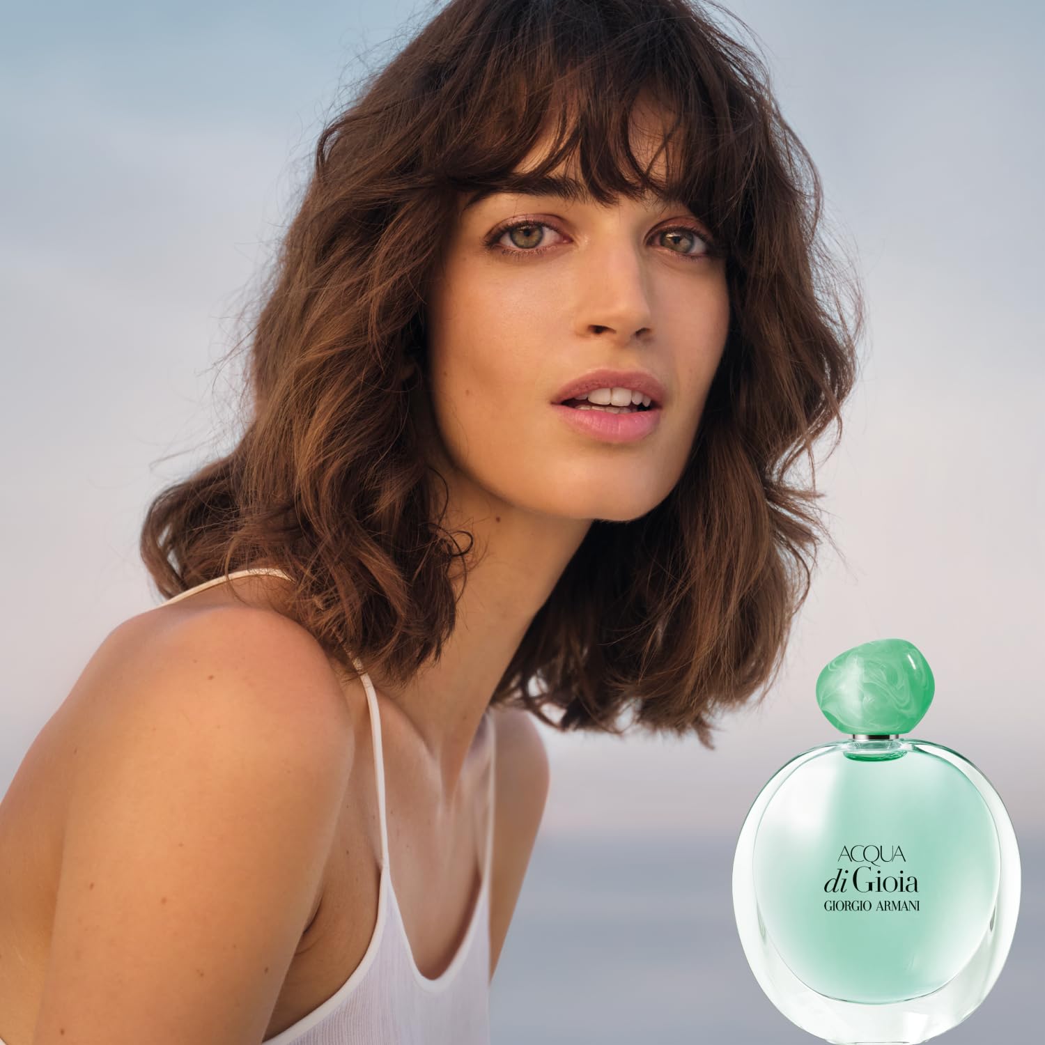 Armani Beauty Acqua di Gioia emerald green cap close-up, premium bottle design inspires serenity.