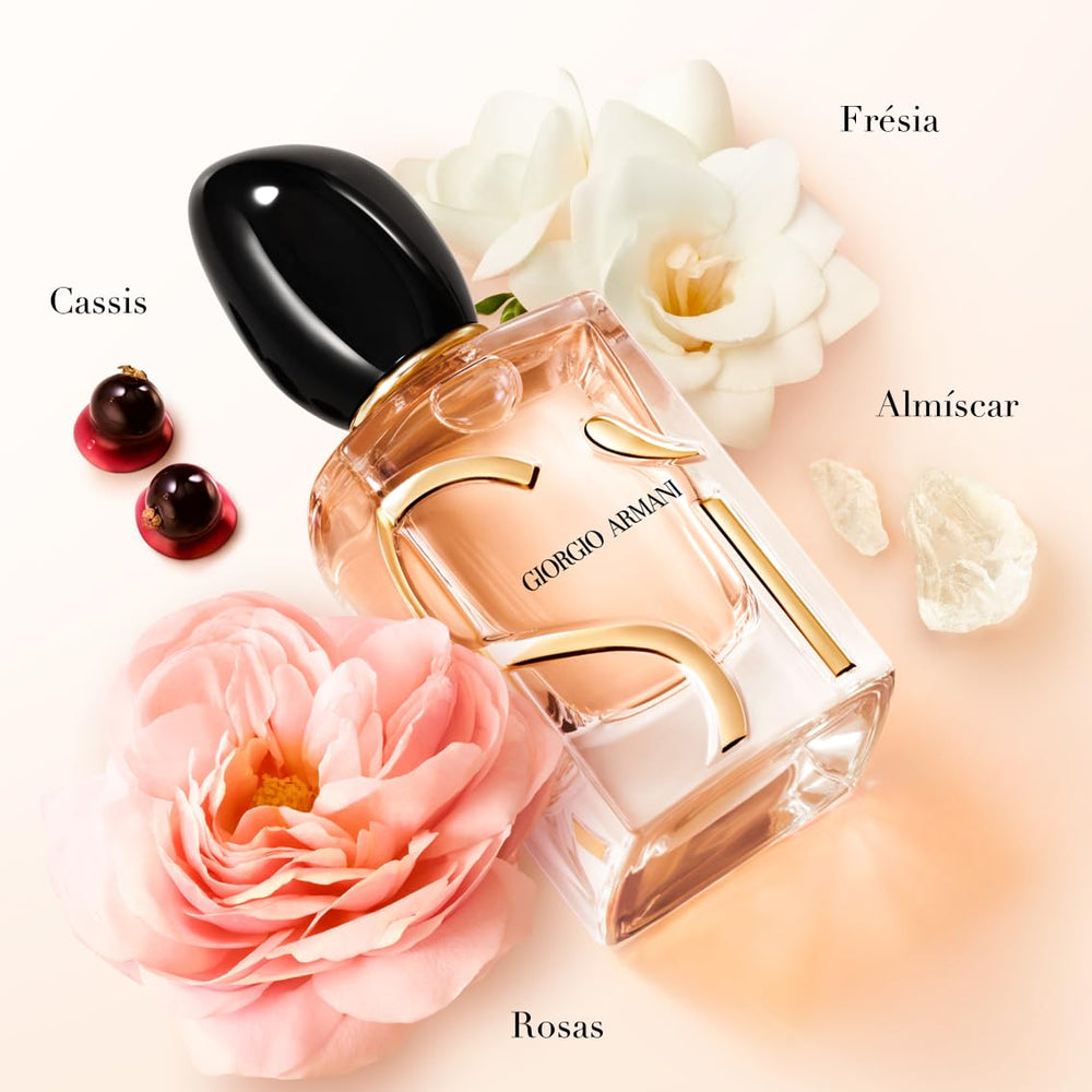 Armani Beauty Sì EDP close-up note shows blackcurrant nectar and rose de mai opening.