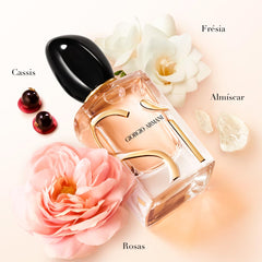 Armani Beauty Sì EDP close-up note shows blackcurrant nectar and rose de mai opening.