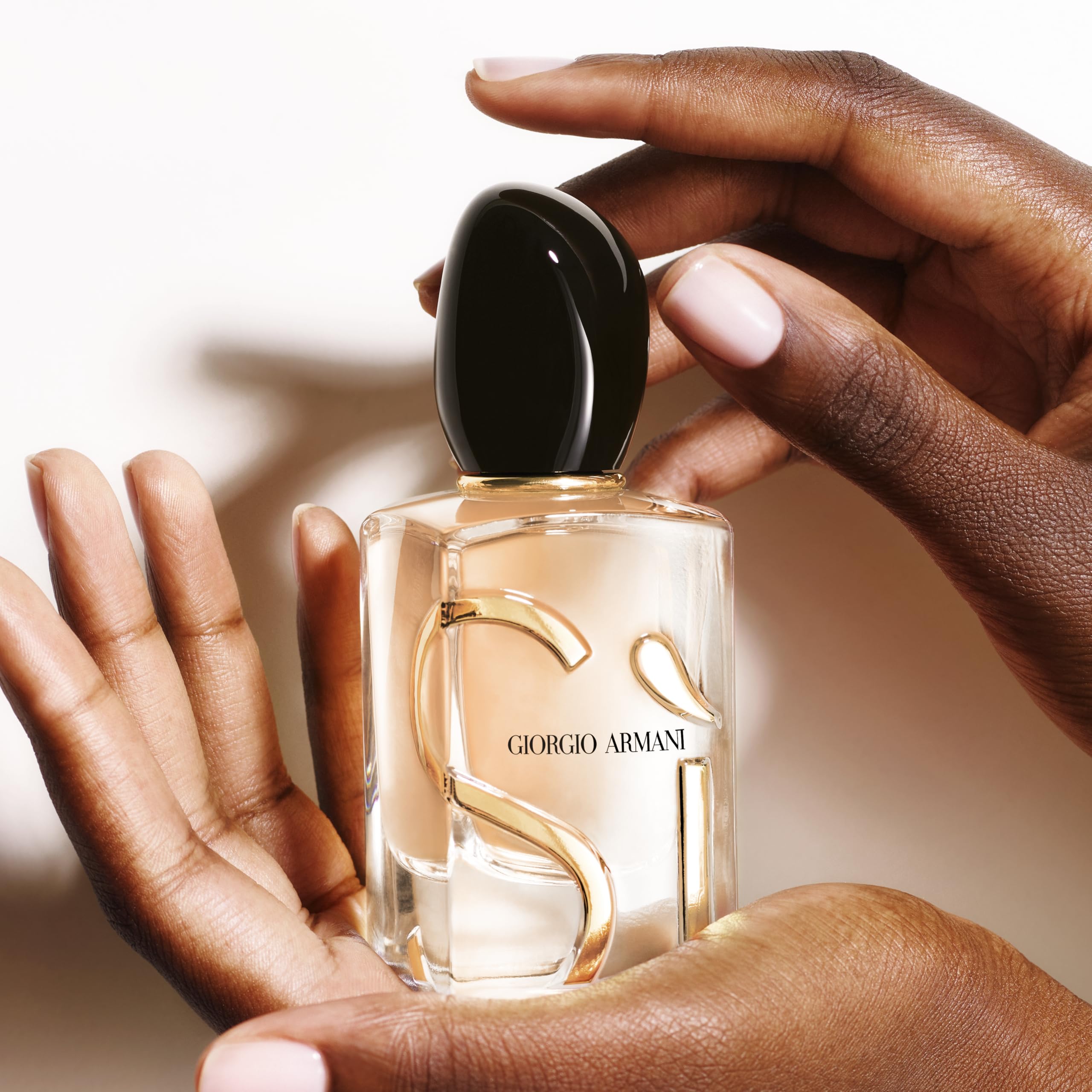 Armani Beauty Sì EDP fragrance cloud illustrates how the scent settles around you softly.