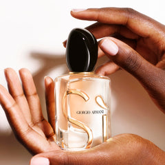 Armani Beauty Sì EDP fragrance cloud illustrates how the scent settles around you softly.
