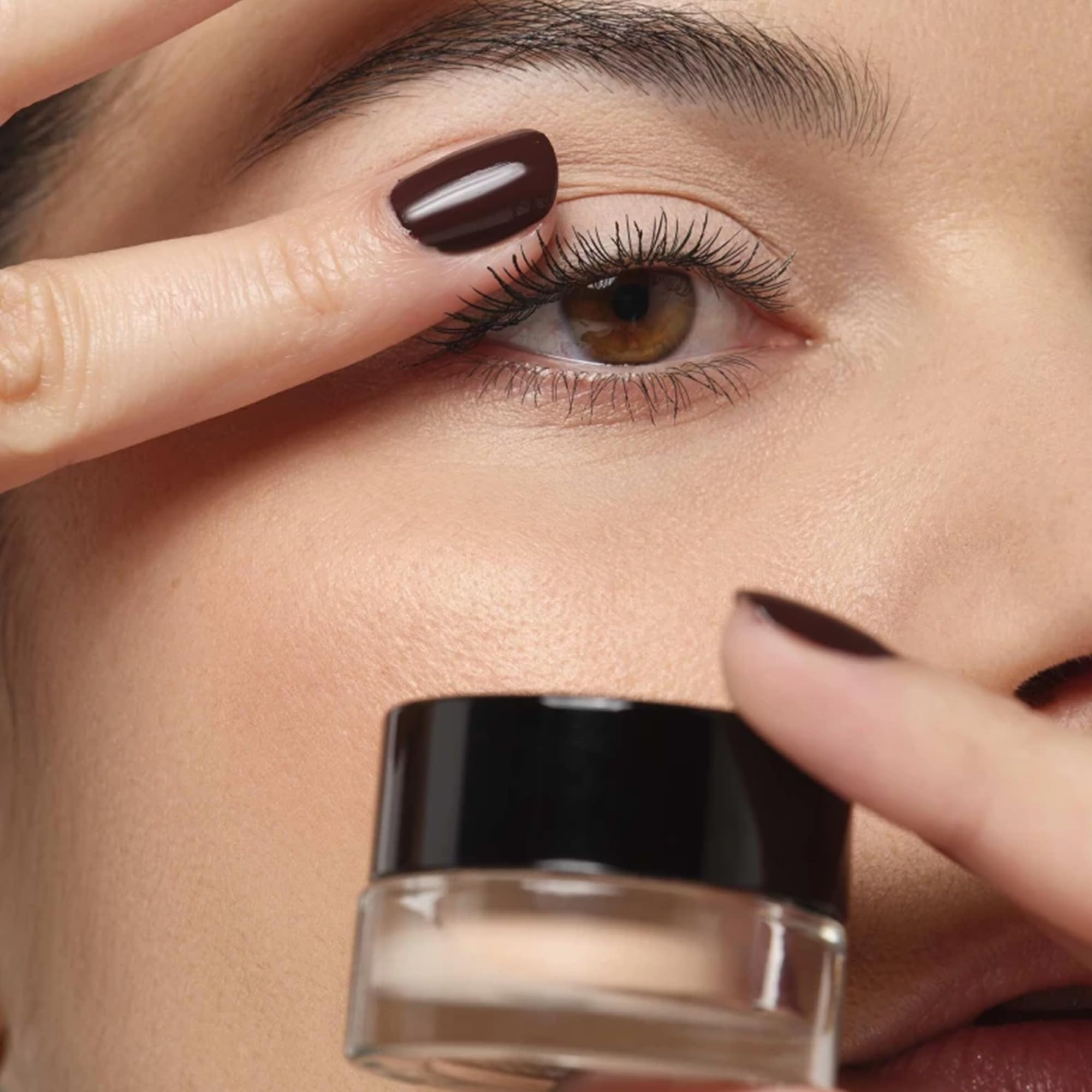 ARTDECO All In One Eye Primer crease-proof swatch demonstrates crease prevention for vibrant shadows