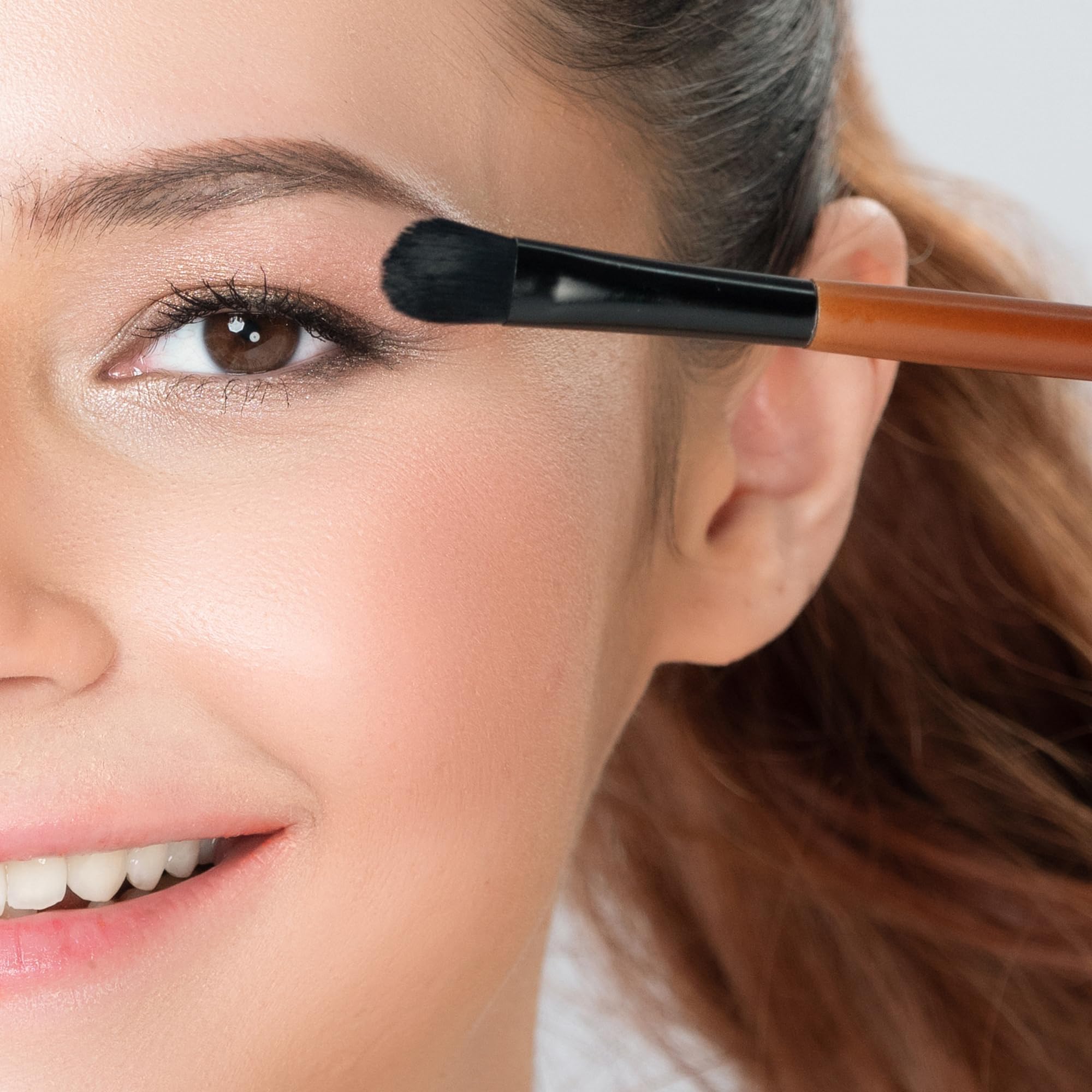 ARTDECO All In One Eye Primer fingertip application shows precise, effortless blending