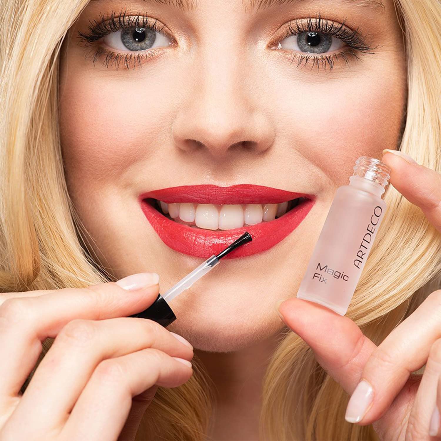 ARTDECO Magic Fix scent with floral-woody notes on lips.