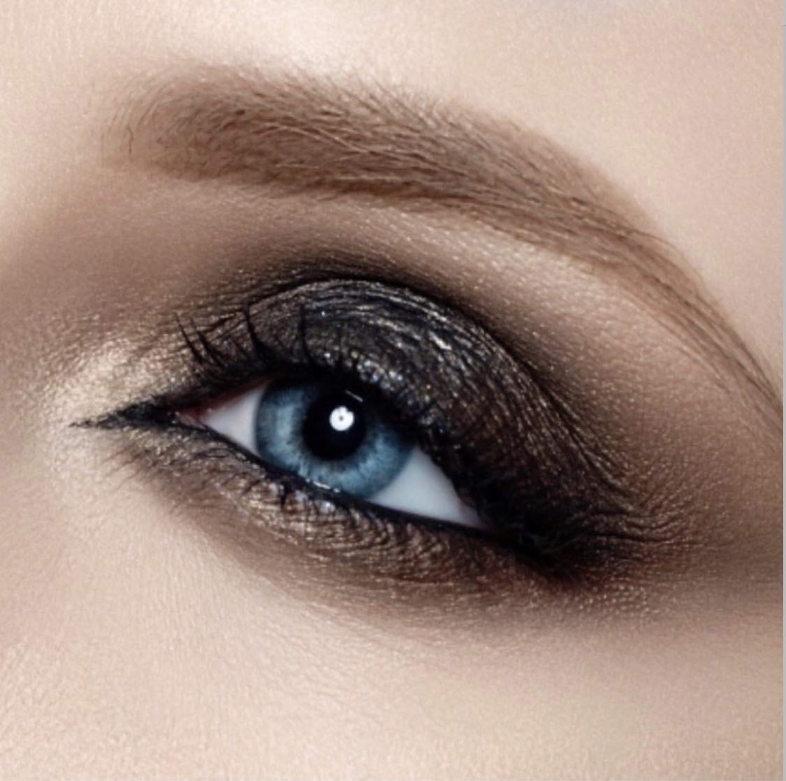 Artisan L'uxe Beauty Velvet Jumbo Eyeliner Pencil smudge-tip enables brushless blending for seamless smokiness.