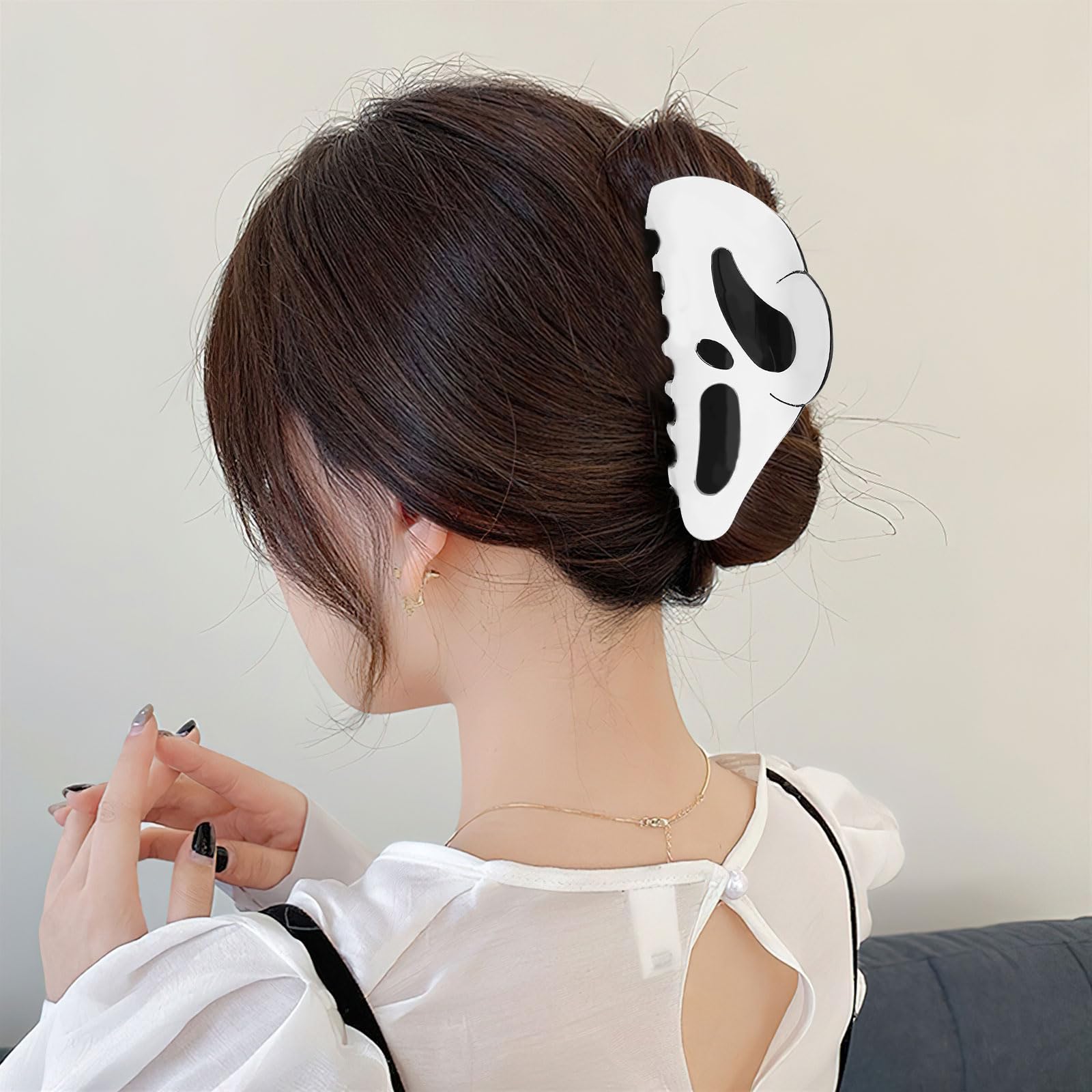 AUOCATTAIL ghost face hairpin on a ponytail highlights spooky style for party-ready looks.